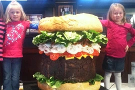 Bánh ham-bơ-gơ "khủng" đạt kỷ lục thế giới