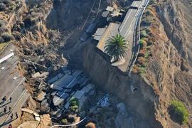 Mỹ: Mưa lớn biến đường thành vực thẳm