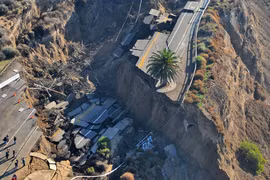 Mỹ: Mưa lớn biến đường thành vực thẳm