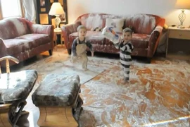 Hai cậu bé "phá huỷ" toàn bộ một căn phòng