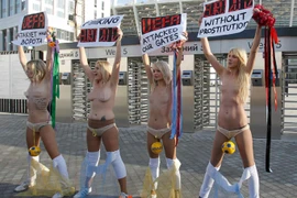 Rủ nhau khỏa thân phản đối Euro 2012