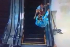 Hài hước những người Uzbekistan đi thang cuốn