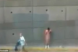 Thản nhiên bắt trộm lột quần áo giữa đường