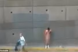 Thản nhiên bắt trộm lột quần áo giữa đường