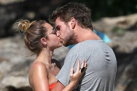Miley Cyrus diện biniki tình tứ bên bạn trai