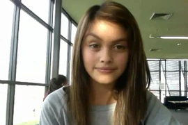 Hài hước cô gái nhảy bằng lông mày