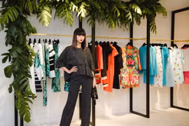 Bà mẹ 3 con Hạ Vy dẫn dàn "gà cưng" đi dự sự kiện