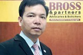 Làm gì khi sếp nam quá "quan tâm"