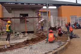 Sân đấu ngổn ngang như công trường