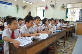 Học tiếng Anh trong trường không đủ để giao tiếp