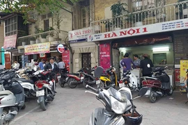 Có khách bỏ hàng chục triệu đồng mua xổ số Vietlott