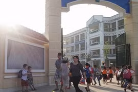 Cô giáo dán băng dính vào miệng học sinh: Không thể đổ tại "nghiệp vụ non"