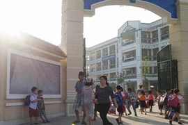 Cô giáo dán băng dính vào miệng học sinh: Không thể đổ tại "nghiệp vụ non"