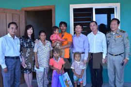 Đại sứ quán Việt Nam thăm hỏi cháu bé Campuchia bị hành hạ 