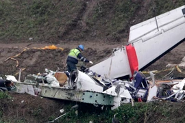 Phi công lái GE235 cố khởi động lại máy bay trước khi rơi