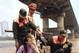 CSGT dùng xuồng cứu phụ nữ nhảy cầu Chương Dương tự tử