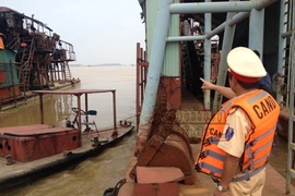 Tổng kiểm tra, thu giữ các tàu tự chế khai thác cát trái phép