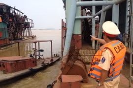 Tổng kiểm tra, thu giữ các tàu tự chế khai thác cát trái phép