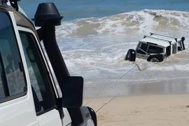 Bị cảnh sát truy đuổi, lái xe lao xuống biển