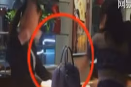 "Sốc" với cô gái ném tiền vào nhân viên bán hàng