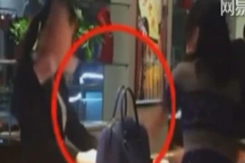 "Sốc" với cô gái ném tiền vào nhân viên bán hàng