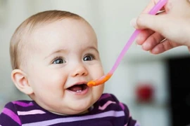 Trẻ ăn dặm khi 4-6 tháng chống dị ứng thực phẩm
