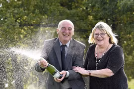 Vợ chồng trúng liên tiếp hai giải độc đắc