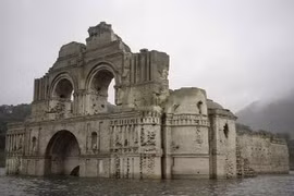 Hạn hán lộ ra nhà thờ 451 tuổi dưới lòng hồ