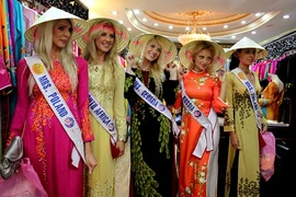 Áo dài Việt có gì thu hút người nước ngoài?