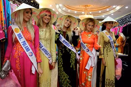 Áo dài Việt có gì thu hút người nước ngoài?