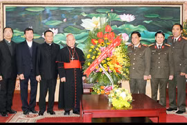 Hồng y Nguyễn Văn Nhơn thăm và chúc Tết Công an Hà Nội