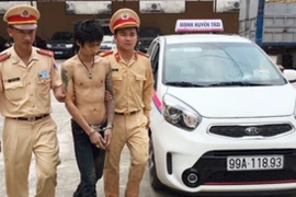 Rượt đuổi 2 km, tóm kẻ trữ ma túy tổng hợp