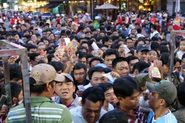 Công Phượng nén đau ra sân, vé xem U19 HAGL lên cơn sốt