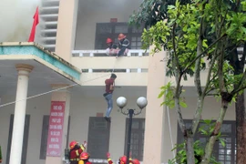 Thót tim những hình ảnh diễn tập cứu nạn từ thang dây