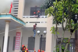 Thót tim những hình ảnh diễn tập cứu nạn từ thang dây