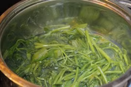 Cạn tình phu phụ, vợ đổ thuốc diệt cỏ vào nồi canh đầu độc chồng