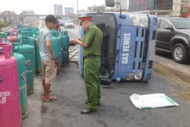 Xe lật bình gas văng, đường trên cao tắc hàng km