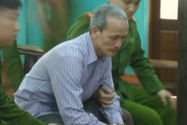 Ra tòa, bị cáo đâm dao tới tấp vào vợ trẻ nằng nặc đòi hoãn xử