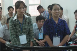 Ba mẹ con hò nhau đốt "vùng kín" người cùng thôn bằng mồi rơm 