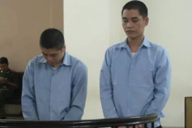 Trai làng lạng lách, đánh võng rồi tấn công cả công an