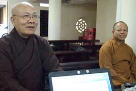 Hòa thượng “đập hộp” Iphone 6 không bị bãi miễn chức vụ