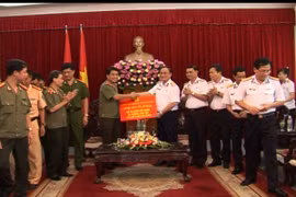 CATP Hà Nội tặng xuồng tuần tra cao tốc cho bộ đội Trường Sa