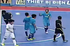 Cầu thủ cay cú, sút bóng vào mặt trọng tài ở giải futsal toàn quốc 2015