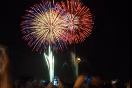 Rộn ràng niềm vui trong ánh sáng rực rỡ của pháo hoa đêm giao thừa