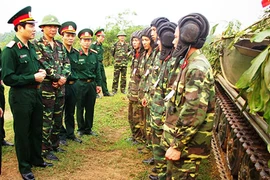 Kiểm tra huấn luyện sẵn sàng chiến đấu ở hai lữ đoàn xe tăng