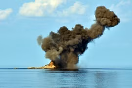 Kiểm tra bắn đạn thật, ném bom trên biển của máy bay