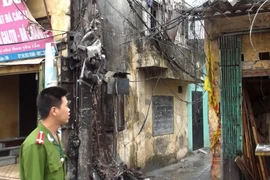 Hà Nội: Cột điện cháy rụi suýt thiêu nhà dân 