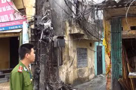 Hà Nội: Cột điện cháy rụi suýt thiêu nhà dân 