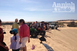 Phấn khích với trò cảm giác mạnh phi mô tô, ô tô trên những "đường cong"