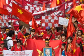 Người Việt tại Hong Kong viết thư bằng máu, biểu tình phản đối Trung Quốc